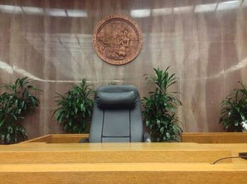 silla de la sala del tribunal y sello con escritorio