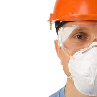 trabalhador da construção civil com capacete de segurança e máscara