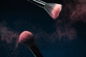 pincéis de maquiagem com maquiagem rosa