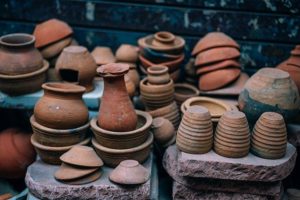 cerâmica antiga em pilhas