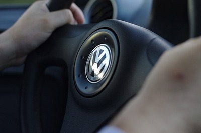manos en el volante de un Volkswagen