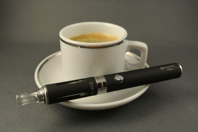 café e uma caneta vape