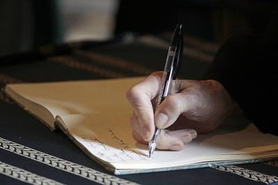 escritura a mano con bolígrafo y cuaderno
