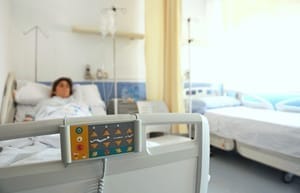 persona enferma en la cama de un hospital