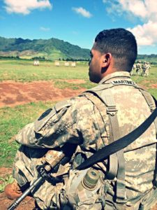 soldado sentado em um campo