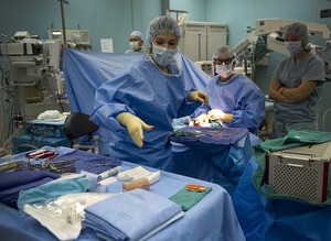médicos em uma sala de cirurgia