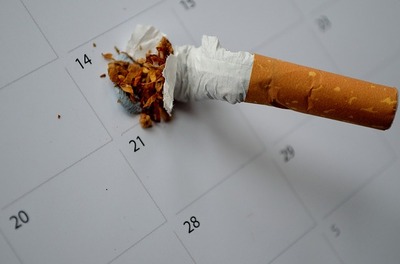 Cigarrillo aplastado en un calendario.