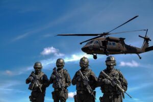 homens do exército com helicóptero