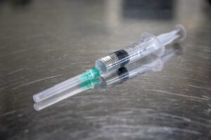 vacina em uma seringa