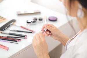 lady putting on makeup